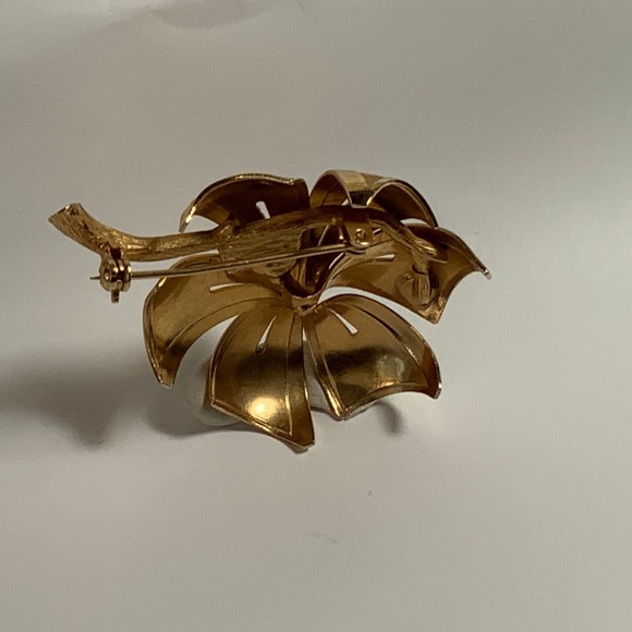 Vintage Gold Tone Flower Brooch with Faux Pearl Accent Women's Pin - Picture 3 of 6